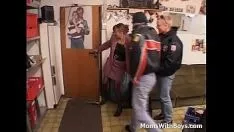 Abspielen Enge Milf wird von Kitty-Cat-Gang beschnitten - Wachsfilmshow