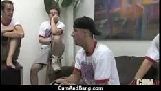 Reproducir Blacken falda obtiene gang upspanged por un tipo de whiten chicos 3