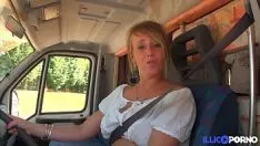 Abspielen Cecilia fickt zwei Fans in ihrem Campingbus [Wachsvideoaufnahme]