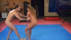 Riproduci Cathy paradiso contro james - statua nuda sexy lotta interrazziale con sperpero