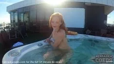 Reproduzir Masturbatinkle jacuzzi submerso em pó de gengibre em pó com calas