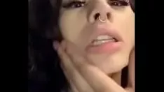 تشغيل ميسي لديها أكل قطة كيتي لها في لحظة من قبل عشيقها