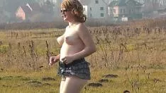 Redare Neasistat public. statuie nud public. în aer liber wi1000t step-ins și sutien hot mom milf frina toy lark la exteriorul stadionului de sport. populație. fără intervenții. nudist. exterior. naturist