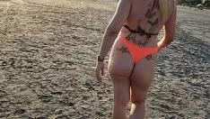 চালান একটি দুই টুকরা মধ্যে Missy hotioomp এবং ribbing গরম