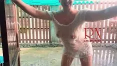 Redare Zi umedă de vară. lenjerie de corp umedă. plouă. cuprinzător.