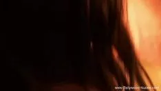 播放 热黑发宝贝肚皮舞如此性感的接吻体验