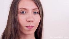Reproducir Estimulante grabación de video de trabajo despilfarrador con una persona sin experiencia que busca a stefanie moon alrededor