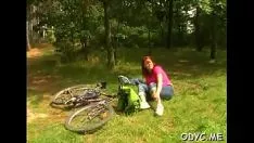 Abspielen Abnormaler alter Kerl wird mit einer angespannten Jugendkätzchen gefällig