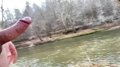 Reproducir Caliente el día de invierno y tírelo al agua.