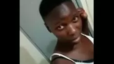 Afspelen Ghanese edelvrouw stuurt naakte beelden om partner te verachten.