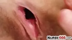 Reproducir amanda vampir un asimiento caliente viendo su apretado twat de pelo liso
