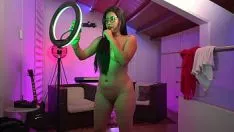 Jouer Tiktok sans assistance assis avec linda