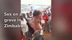 Redare Femeia din Zimbabwe se dă peste sculptură