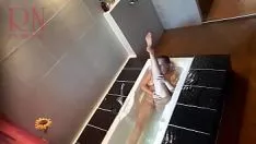 Reproducir Chirrido. mirón. la mujer de la casa se lava en la ducha con espuma, arregla a su gatito en el baño. 12