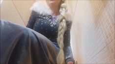 播放 劳拉·克罗夫特在她的屁股上搜索了一个 sashay ......从未融化的 r2d2 和 elsa 中冲洗......