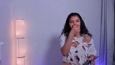 Putar Si cantik dan si rambut coklat berdada kecil tampil bertanduk untuk membuat jaket mahkota merobek bajunya
