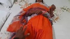 चलाएँ मैं अपने भारतीय गर्म चाची गड़बड़ - हिन्दी स्पष्ट दूर ध्वनि