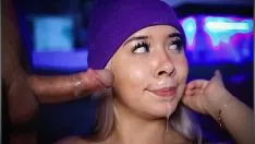 再生 熱い精液のフロントワックスを備えたブロンドは、彼女の男のサシャイを吸引し続けるので、彼はもう一度彼女をファックします
