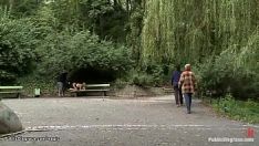 Играть Без посторонней помощи блондинка в узком оконном стекле
