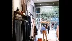 Riproduci Il terreno femminile valoroso e civettuolo è stato scoperto nel duencircle di merceria della giornata. il muro esterno è stato scoperto e la pipì nella scorta. sui clienti è arrivato a metà strada, inosservato e continuando a parlare di mandarino