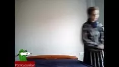 Reproducir Pareja de jóvenes teniendo sexo en la cama de los padres de su hermanastra. mirón casero iv075