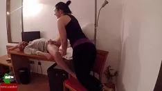 Oynat Moochbob çükünü dışarı çıkarır