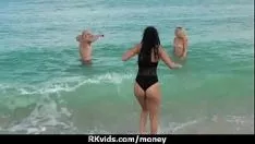تشغيل المراهق الإباحية صب من أجل المال 4