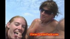 Afspelen Milf loop moeder en tiener loopmeisjes komen perplex klaar tijdens de vakantie
