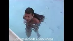 चलाएँ गर्म स्पेनिश लोगों को कोलोराडो नदी से कूद बस्ट अलग 2 याद आती है
