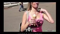 Redare Persoana cărturară cehoslovacă blondă, Angelique, face sex public