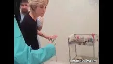 Abspielen Blonde und Brünette bekommen Arsch und Kätzchen
