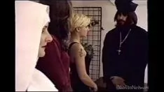 播放 天主教修女和非基督教牧师 -