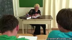 Afspelen Echte oude instructeur wordt geprikt door twee jongens