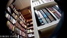 Reproduzir Adolescente ascendente na livraria