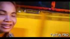 Reproducir Diminutiva jovencita hace que su castor de pelo liso se aleje complacido por un hombre