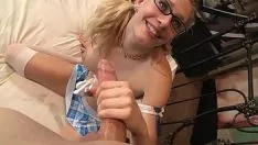 Oynat Erotik eğlence - gözlüklü kıvrımlı göğüslü sarışın allie james, artılarını daha erken emmeye başladı