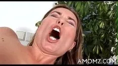 Reproducir Ese bebé chupa y seduce como un verdadero profesional de los números.