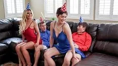 Reproducir Dos madrastras logran hacer la mejor sorpresa de cumpleaños para sus hijastros - swapmilf