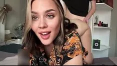 Redare Modelul fierbinte s-a răzbunat pe iubitul ei alături de cel mai bun prieten al lui și a realizat un videoclip
