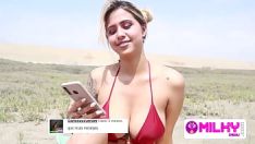 Putar Payudara besar di pantai, dia terangsang dan menginginkan penisku.