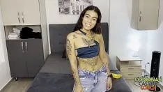 Abspielen Tattoo Teen Latina Masturbation erstes Mal neues Talent sexy