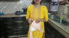播放 Desi bhabhi 正在厨房洗碗,然后她的姐夫走过来说 bhabhi aapka chut chahiye kya dogi 印地语音频