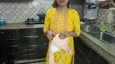 Abspielen Desi bhabhi spülte in der küche geschirr, dann kam ihr schwager und sagte: „bhabhi aapka chut chahiye kya dogi hindi audio“.