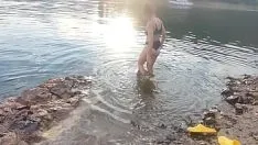 Reproducir Me senté con el culo en la cara de mi hijastro después de un maravilloso paseo y un baño en el río: grabación casera de viajes sexuales
