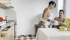 Reproducir Fui a servirle el desayuno a mi hijastro, pero terminé dejando que me follara.