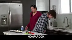 Odtwórz Momfap - macocha fryzjerka pomaga pasierbowi tylerowi wyjść z jego wściekłym kutasem
