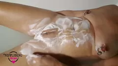 Reproducir Diosa MILF con piercings afeita el sensual coño calvo con anillos extremos en los pezones
