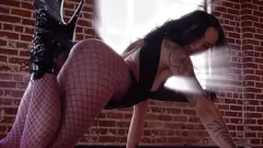 Jouer Une fille musclée en forme se fait bourrer de grosse bite et d'éjaculation sur son trou du cul serré