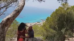 Jouer Un touriste sexuel fait une pipe hardcore en plein air et jouit sur la chatte