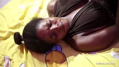 Redare Cumming în fundul tânărului adolescent de abanos în doggystyle